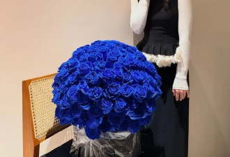 又被“Jennie”惊艳！穿无袖蕾丝边背心搭半身裙，同框蓝玫瑰好美
