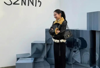 又被“Jennie”惊艳！穿无袖蕾丝边背心搭半身裙，同框蓝玫瑰好美