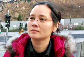 她认干爹、拍风月片，靠山去世后沦为服务员