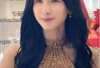 林志玲亮相深圳，医美脸红肿面相变了，穿挂脖裙腋下褶子藏不住