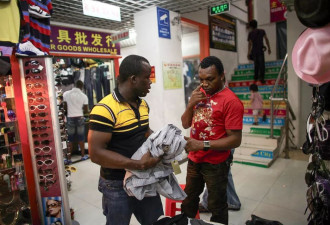在伦敦摆摊的黑人阿姨，决定去“全场一元”的广州淘金