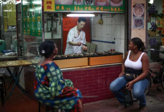 在伦敦摆摊的黑人阿姨，决定去“全场一元”的广州淘金