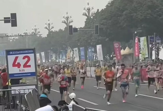 重马一跑者在终点不远处倒地，家属已到重庆处理后事
