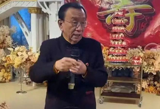 侯耀华办80大寿！穿金黄马褂派头足，现场开心收礼，儿子至亲没来