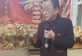 侯耀华办80大寿！穿金黄马褂派头足，现场开心收礼，儿子至亲没来