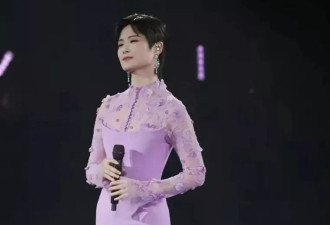 活久见啊,李宇春居然穿裙子了,还是这种颜色娇嫩的裙子!