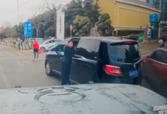 女司机堵路还比中指呛声 没想到下一秒…