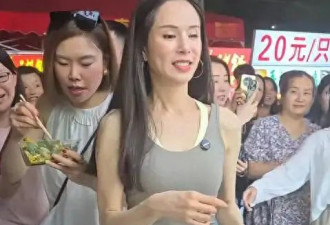 59岁李若彤被偶遇，素颜皮肤紧致没皱纹，一头黑发看着好年轻