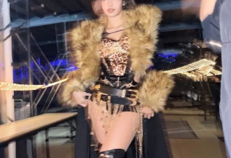 Lisa又晒好身材了！超短连体衣搭配过膝长筒靴，齐刘海长发像芭比