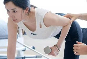 杨幂新片海报出圈,"不知道我的身材很曼妙"上热搜