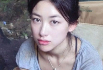 朱珠一家吃路边摊被偶遇!女儿热出一头汗,老公偷拍她满眼都是爱