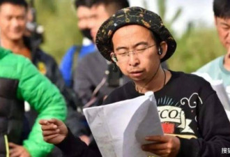 他曾被笑“太丑”，娶小15岁美妻，如今身家上亿