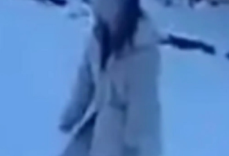 雪地现“白衣女冰凋” 警员走近, 惊见眼珠狂转