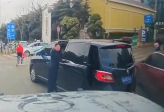 挡路还比中指！云南嚣张女下秒“惨被撞飞”
