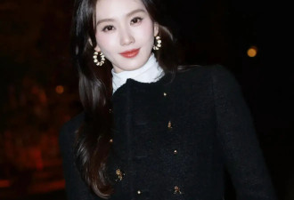 这也太刘诗诗了吧 高领衫+黑色夹克+毛领大衣