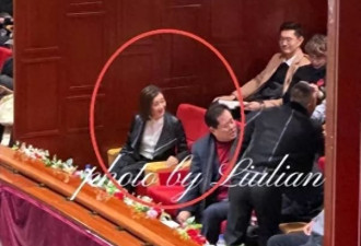 59岁宋祖英罕见露面，头发顶秃严重