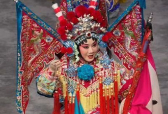 59岁宋祖英罕见露面，头发顶秃严重