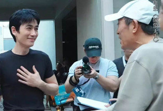 杨幂对张艺谋点头哈腰，换来预告一个镜头没台词