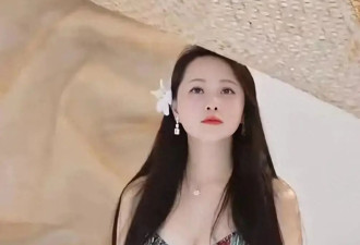 都快60的伊能静身材依然凹凸有致，爱穿性感睡衣，与老公情调满满