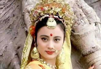 62岁李玲玉近况：嫁加国富商，混血儿子帅气
