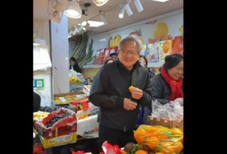 英伟达CEO黄仁勋现身上海菜市场 边吃边逛