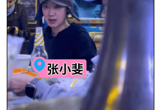 贾玲与张小斐新疆吃饭被偶遇，素颜皮肤很好