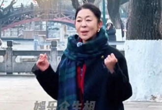 66岁倪萍现身济南录制！头顶有白发脸上褶多，下巴前突好抢镜