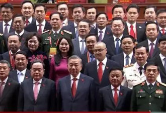 越共中央政治局，“新面孔”接近一半 ....