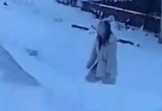 恐怖！雪地惊见“白衣女冰雕” 警以为是假人 近看眼珠竟在动