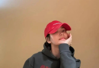 45岁宋慧乔单身状态简直爽翻了！穿灰色卫衣戴红色棒球帽，好帅气