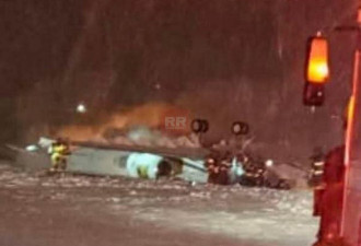 突发：美国一架载有8人的私人飞机坠毁