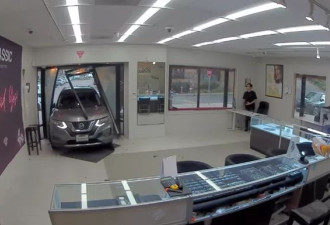 休旅车"暴力撞进珠宝店",8蒙面男铁锤砸柜劫走100万财物