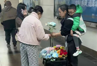 背着7岁儿子摆摊的妈妈收获十多万粉丝,她的日程表令人心疼