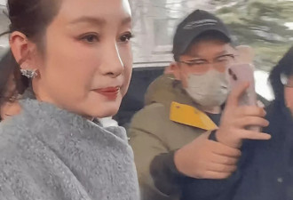 秦海璐现身央视排练，素颜脸下垂，被喊妈妈撇嘴嫌恶