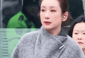 秦海璐现身央视排练，素颜脸下垂，被喊妈妈撇嘴嫌恶