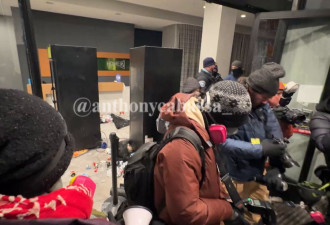 敲垃圾桶 吹哨 鸣喇叭…群众集结ICE下榻饭店抗议