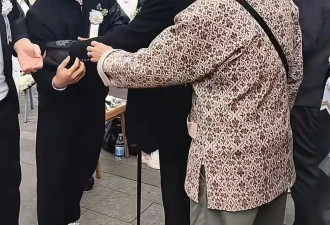 梁小龙出殡成闹剧 经纪人疑似与他妻儿闹翻