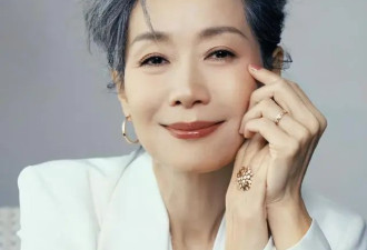 香港著名女星与老公同框表情冷淡，拒绝牵手，老公曾被曝多次绯闻