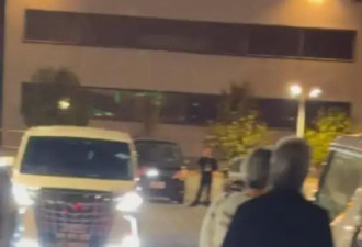 香港著名女星与老公同框表情冷淡，拒绝牵手，老公曾被曝多次绯闻