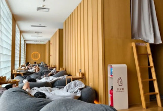 中国青年掀约澡潮 澡堂“浴”火重生