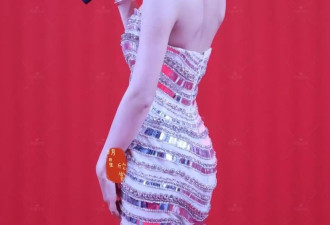 “赵今麦”也太大胆了吧！一袭露背裙体态吸睛，出名后更放得开