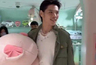 向佐逛街买巨型猪公仔被偶遇 称要送给老婆郭碧婷