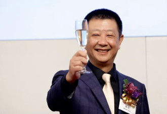 新加坡前首富回来了：55岁重掌海底捞CEO