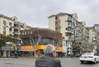 黄仁勋穿“大爷装”逛上海菜市场，亿万富豪为啥那么接地气？