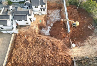 别墅业主挖3米深坑建景观池，执法部门：“挖走多少土回填多少土”