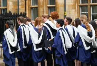在英国，私校里的同学全都在说中文？