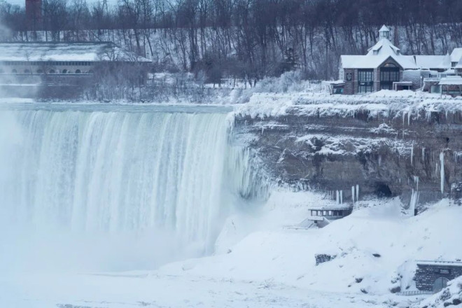 Niagara parks - frozen falls