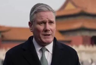 英国首相斯塔默到访故宫 多名中国游客偶遇拍照