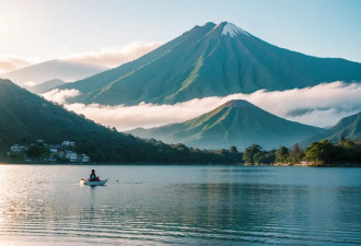 在火山湖与热带高地之间停步危地马拉阿蒂特兰湖