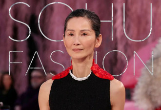七个女儿的母亲，56岁成为超模，如今登上香奈儿高定秀场